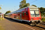 Ein RB27 nach Koblenz, an dessen Ende hängend dieser Steuerwagen zu sehen ist,   posiert  jener im hellen Abendlicht des 16.8.2016 für den Fotografen am Bahnsteig Gleis 3.