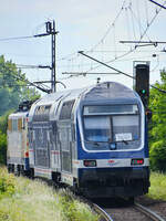 Naschschuss auf eine von der Elektrolokomotive 111 108-7 gezogenen TRI-Doppelstockeinheit welche Ende Mai 2025 als RB31 in Duisburg-Hochfeld unterwegs war.
