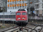 Die Elektrolokomotive 115 459-0 mit dem zusätzlichen RB48-Ersatzzug ist hier Mitte Februar 2021 kurz vor der Ankunft am Hauptbahnhof in Wuppertal zu sehen.