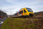 Der VT 265 (95 80 0648 165-8 D-HEB /95 80 0648 665-7 D-HEB), ein Alstom Coradia LINT 41 der HLB Hessenbahn GmbH, erreicht am 22.02.2023, als RB 93  Rothaarbahn  (Bad Berleburg - Erndtebrück -