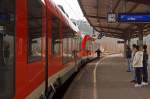 Wundersame Heilung - Eine Bahnsteigszene am 28.03.2013 in Betzdorf (Sieg), Gleis 106:    Die RB 95 in Richtung Au (Sieg), bestehend aus einem Alstom Coradia LINT 27 in Doppeltraktion  mit einem LINT