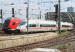 406 581 [Tz4654] fuhr am 05.06.19, als ICE123 nach Frankfurt(Main)Hbf, in den Kölner Hbf ein. Daneben fuhr ein Doppelstock-Steuerwagen, als RE1 nach Aachen Hbf, ein.