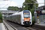 KAMEN (Kreis Unna), 31.08.2022, 462 017 der Bahngesellschaft National Express im noch relativ neuen RRX-Design als RE 1 (Nordrhein-Westfalen) nach Hamm(Westf) Hbf bei der Ausfahrt aus dem Bahnhof Kamen