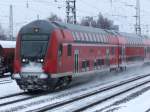Der mit einem Schneehubchen bedeckte RE 1 Dosto-Wendezug passiert am 03.01.2010 den Hp Bochum-Ehrenfeld in Richtung Aachen.