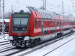 Der Dosto-Steuerwagen am Zugschluss eines RE 1 in Bochum-Ehrenfeld am 03.01.2010.