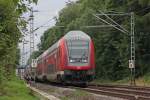 RE10114 aus Hamm nach Aachen mit Schublok 111 122-8 am Km 49.8 direkt hinter dem Bahnhof Langerwehe, Gre an den Tf, 2.8.10