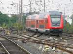 DBpbzfa 766 mit Schublok 146 006 bei der Ausfahrt in Duisburg Hbf