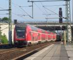 Wieso mssen die Oberleitungsmasten immer an der unpassensten Stelle stehen? Der RE6(RE4337) wird von 146 025-2 in den Flughafenbahnhof von Dsseldorf geschoben.