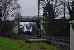 Unter der Brücke der U-Bahn zwischen Krefeld und Düsseldorf in Meerbusch-Osterath ist der RE7 nach Rheine zusehen, der Hamster am vorderen Zugteil ist der NX 9442 856.