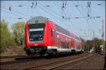 Steuerwagen vorraus legt sich RE7 (RE 29725) Rhein-MNSTERLAND-Express  nach Krefeld Hbf bei Westhofen in die Kurve. (18.04.2010)