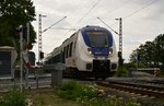 RE7 am Bü KM 39.0 in Kaarst Broicher Seite am Pfingstmontag 2016.Der NX-Triebwagen  9442 361 ist auf dem Weg nach Hamm an dem Spätnachmittag.