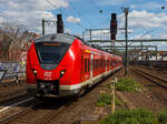 Die DB  Grinsekatzen , ein fünfteiliger Alstom Coradia Continental mit modifiziertem Kopf 1440 236 / 1440 736 der DB Regio NRW erreicht am 30.04.2023, als RE 8  Rhein-Erft-Express  (Koblenz  -