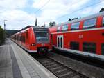 RHEIN-SIEG-EXPRESS NEBEN S-BAHN 425 591-5 IM BAHNHOF KIRCHEN/SIEG  Diese Begegnung gibts auf der Siegstrecke normalerweise nur von KÖLN bis AU/SIEG,  aber am 7.7.2019 wurde beim autofreien