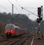 Auch das gibt es noch....,sehr freundliche Lokfhrer bei der DB Regio:
Der mich hier freundlich mit hebendem Arm grend und dabei zwei gekuppelte Bombardier Talent 2 - 442 754 / 254 (vierteilig) und 442 602 / 102 als RE 9 (10905) rsx – Rhein-Sieg-Express am 11.03.2013 sicher in den Bahnhof Betzdorf/Sieg einsteuert. 

Htte ich den freundlichen Gru durch meinen Sucher schon gesehen, so htte ich den Gru vom Bahnsteig gerne erwidert, so sende ich ihm gerne hiermit   einen freundlichen Gru  zurck. 

Nach einer arbeitsreichen Nacht und bei dem trben und kalten Wetter, freut einen ein solch freundlicher Gru umso mehr.