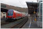 Etwas außerplanmäßig steht heute am 11.01.2013 der  RE 9 (rsx - Rhein-Sieg-Express) Betzdorf - Köln - Aachen (Umlauf RE 10190) auf Gleis 102 im Bahnhof Betzdorf(Sieg) bereit. Grund war das er als vorheriger Umlauf RE 10189 (der Gegenrichtung), bedingt durch Technische Probleme des Zuges, mit 30 Minuten Verspätung hier ankam. Daraufhin war für diesen Umlauf in Betzdorf(Sieg) Endstation, und nicht erst in der eigentlichen Endstation Siegen Hbf. Denn ansonsten hätte der neue Umlauf wieder mit Verspätung beginnen müssen, die leidtragende waren die Reisenden nach und aus Richtung Siegen.

Auf Gleis 101 fährt ein Stadler GTW 2/6 der Hellertalbahn als RB 96 - Hellertal-Bahn (Neunkirchen-Herdorf-Betzdorf), planmäßig ein.