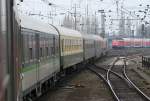 Die 185-CL 008 auf der RE13 Abschlussfahrt nach Hamm trifft 111 112 auf dem RE4 nach Aachen bei der Ausfahrt Mgladbach am 14.03.2010