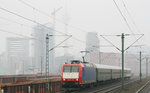 185-CL 003 zieht den RE 13 am Haltepunkt Düsseldorf-Hamm vorbei.
