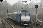 Vom Bahnsteig des Bahnhofs Düsseldorf-Bilk entstand dieses Foto von 185-CL 002 nebst RE 13-Ersatzpark.