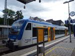 Soeben ist die  Moselweinbahn  aus Traben-Trabach auf dem Bahhof Bullay angekommen.