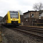 LINT-TRIEBWAGEN RB 96 DER HELLERTALBAHN IN HERDORF
Vor dem nostalgischen Stellwerk HERDORF-OST fährt der Triebwagen RB 96 am 23.1.2018
nachmittags in den Bahnhof HERDORF ein.....