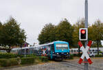 Am 04.10.2025 zieht 629 003 der neg die beiden Kurswagen 20-95 455-7 und 80-91 162-0 des IC 2216 über den BÜ Bahnhofsstraße/Rathausstraße in Niebüll, um mit ihnen im Schlepp die Fahrt nach Dagebüll Mole anzutreten. Im Hintergrund entschwindet der Stammzug IC 2214 gen Westerland.