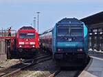 BR245 des Sylt-Shuttles (9280 1245 021-1 D-DB) und der RE6-Westerland-Altona (92 80 1245 214-2 D-DB) im Bahnhof Westerland.28.04.2025