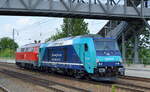 Lokzug (Überfühung) mit DB Regio AG [D]/ NAH.SH  245 207-6  [NVR-Nummer: 92 80 1245 207-6 D-DB] am Haken  von DB Fernverkehr AG, Frankfurt (Main)  218 810-0  (NVR:  92 80 1218 810-0 D-DB )