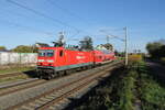 Die f�r WFL fahrende DB 143 837 �berf�hrte am 27.10.2022 in Vieselbach den D-WFL 50 80 25-33 022-8 DBuza 747.9 Richtung Fulda.