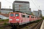 151 059-3 am Schluss des Zuges in D�sseldorf Rath, November 2023.
