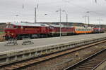Am 02.01.2024 stand die EBS V200 507 (92 80 5220 507-9 D-EBS) mit der 132 334, dem D-EBS 56 80 21-80 084-8 Bom und den FWK-Loks 143 056 + 143 124 in Naumburg (S) Hbf.