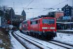 DB 111 096 am Schluss des Zuges und fuhr nach Münster, in Wuppertal, Januar 2024.