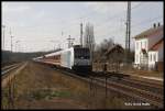 Railpool 185691 fährt am 13.3.2013 um 14.38 Uhr mit sechzehn Wagen Euroexpress durch den Bahnhof Hasbergen. Der Wagenpark dient als Leerzug Überstellung dem letzten Schneeexpress des Winters von Hamburg nach Österreich.