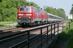 Kurz vor Durchfahrt durch den Bahnhof von Hergatz befinden sich 218 403-4 und eine unerkannt gebliebene 218er mit den Wagen des EC 194 von M�nchen nach Z�rich auf der Fahrt nach Lindau (06.05.2018).