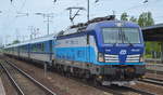 ČD - České dráhy a.s mit der ELL Vectron  193 297  [Name: Seppl][NVR-Nummer: 91 80 6193 297-9 D-ELOC] und EC aus Prag am 20.05.19 Durchfahrt Bf. Flughafen Berlin-Schönefeld.
