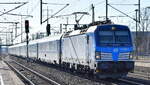  ČD - České dráhy a.s., Praha [CZ] mit der Vectron  193 688-9  [NVR-Nummer: 91 80 6193 688-9 D-RAILL] mit dem EC 174 aus Praha hl.n. Richtung Berliner Innenstadt am 28.02.23 Durchfahrt Bahnhof Flughafen BER Terminal 5 (Umleitung).