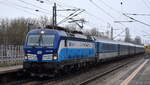EC 174 aus Prag mit ČD - České dráhy a.s., Praha [CZ] und der ELL Vectron  193 290  Name:  Tedik  [NVR-Nummer: 91 80 6193 290-4 D-ELOC] Richtung Berlin Hbf. am 08.03.23 Durchfahrt Bahnhof Berlin Hohenschönhausen.