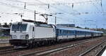 ČD - České dráhy a.s., Praha [CZ] mit der  recht neuen noch weißen Vectron  6193 977  [NVR-Nummer: 91 80 6193 977-6 D-RAILL] und EC aus Prag Richtung Berliner Innenstadt am 22.05.24 Höhe Bahnhof Schönefeld b. Berlin.
