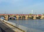 EC 370  Vindobona  Wien - Aarhus �berquert mit tschechischen EuroCity-Wagen in Dresden auf der Marienbr�cke die Elbe w�hrend vom Schiff  BONAFIDE  aus Arbeiten an der Br�cke verrichtet werden; 29.10.2007
