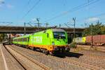 242.516  Ferdinand  mit Flixtrain & im Hintergrund 193 407  green cargo  mit Containerzug in Hamburg Harburg, August 2025.