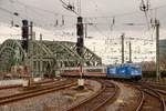 DB 101 144  Hertha BSC  mit IC2025 �berquert die Hohenzollernbr�cke in K�ln, Februar 2018.