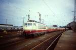 02.Aug 1992 Hbf.-Bremen  ausfahrend 103 103-8 mit IC 522 Bild 2 .Es war ein Sonntag und ich wusste das ein Dampfsonderzug nach Bremen Kommt , aber erstmal ein paar Regelbetriebsaufnahmen.