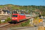 DB 101 068-5 schiebend mit IC in Oberwesel, Juli 2025.