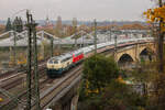 218 446 und 218 415 auf der Stuttgarter Rosensteinbrücke mit dem um 15 Minuten verspäteten IC 2012.