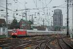 DB 101 100-6 mit IC2310 bei der Einfahrt in Köln Hbf, Dezember 2025.