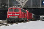 D-DB 218 833-2 zog am 17.02.2026 ihren IC 2262 nach Rostock Hbf (WR). Hier bei der Ausfahrt aus dem Lübecker Hbf (AL). Aufgrund eines Defekts am Avmmz 106.1 (1.Klasse Wagen) verkehrte dieser Intercity ohne 1. Klasse Wagen, und somit nur mit insgesamt 4 Wagen.  