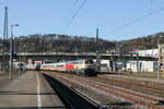 Mit einer Verspätung von rund 30 Minuten fährt der IC 2013, bespannt mit 218 446-3 und 218 411-7, in den Bahnhof Plochingen ein. (26.02.2026)