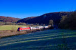 101 079 DB Fernverkehr mit einer unbekannten IC1 Leistung bei Dollnstein Richtung Treuchtlingen, 23.11.2021