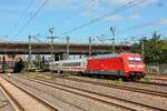 DB 101 085-9 schiebend mit IC bei der Einfahrt in Hamburg Harburg, August 2025.