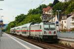 DB 147 569-8 schiebend mit IC2 in Oberwinter, Juli 2025.