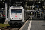 D-DB 101 013-1 fuhr am 01.05.2026 mit ihrem Intercity in die Abstellung des Lübecker Hbf (AL). Zuvor kam sie mit IC 2263 von Rostock Hbf (WR) nach Lübeck Hbf (AL), aufgrund einer Störung an einem anderen Zug endete die Fahrt anstatt in Hamburg Hbf (AH) bereits in Lübeck Hbf (AL).
Am anderen Ende des Zuges wurde D-DB 218 341-6 mitgeführt. (Bild 1/2)